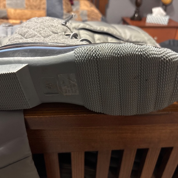 Women’s Sized 10 quilted duck boot - Picture 2 of 4